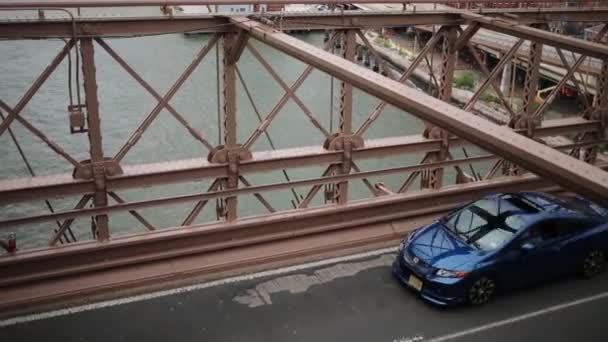 Auto in movimento sul ponte di Brooklyn — Video Stock