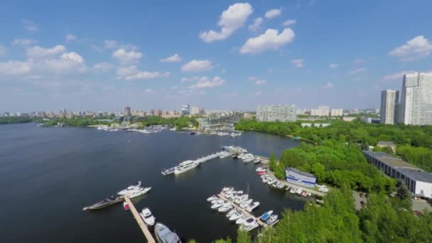 Paisaje urbano con yates en amarradero en bahía fluvial — Vídeos de Stock