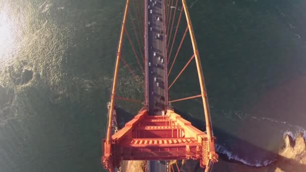 Fahrzeuge fahren an goldener Torbrücke vorbei — Stockvideo