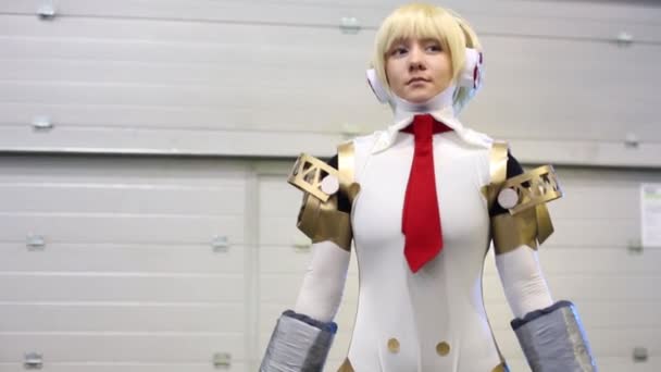 A girl in a white costume poses at Everycon in Sokolniki — Stock Video