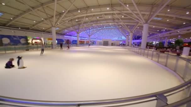 Patinaje infantil en pista de patinaje cubierta en Aviapark — Vídeo de stock