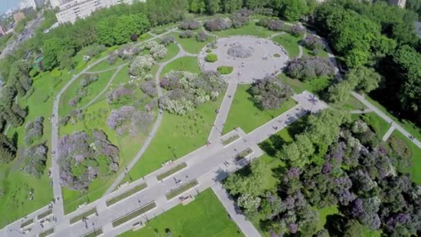 les gens marchant dans les ruelles du Jardin du Lilas 