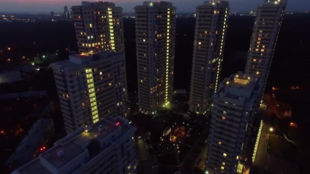 Житловий комплекс на острові лося і міський пейзаж — стокове відео