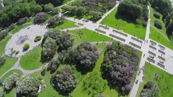 les gens marchant dans les ruelles du Jardin du Lilas 