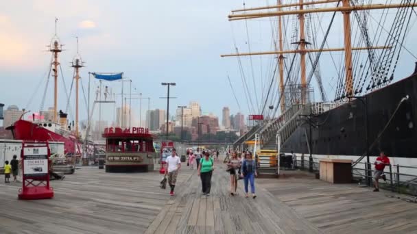 La gente camina por el muelle en Nueva York — Vídeos de Stock