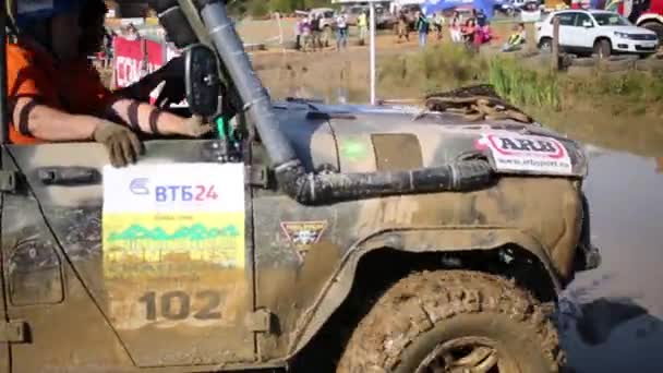Vuile jeep tot grote plas — Stockvideo