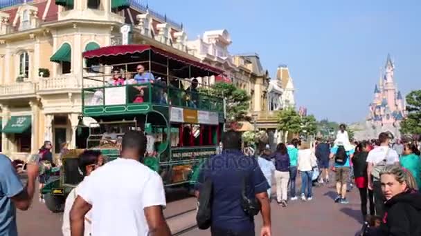 Disneyland Paris Çift katlı otobüs — Stok video