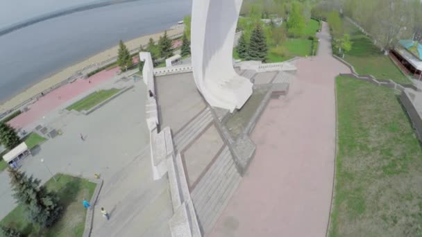 Памятник Ладье на набережной — стоковое видео