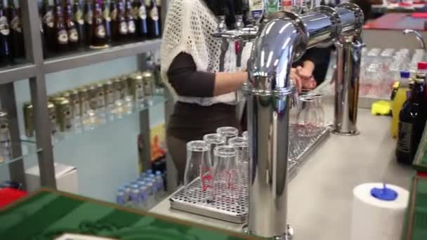 Mulheres que trabalham em bar na fábrica — Vídeo de Stock