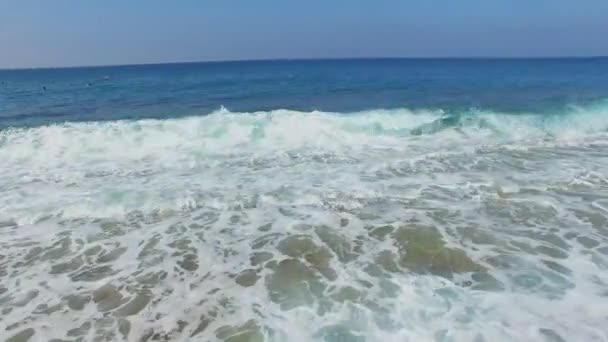 Sea waves with froth and people swim — Stock Video