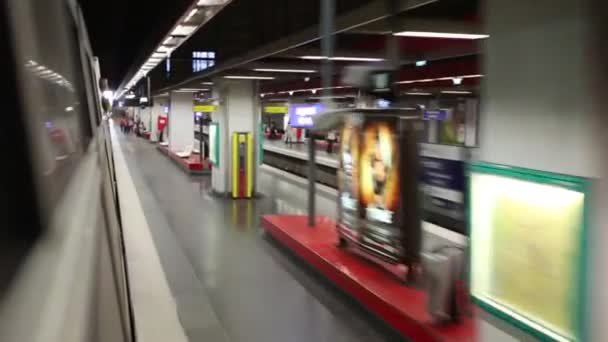 Ankunft Zug in der U-Bahn in Paris — Stockvideo