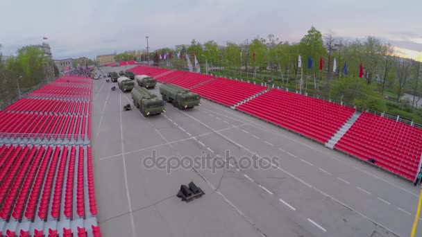 Militaire autocolonne in Moskou — Stockvideo