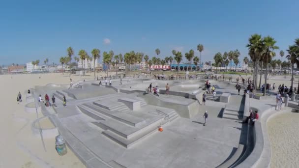 베니스 비치 스케이트 공원에 재미를 얻을 하는 사람들 — 비디오