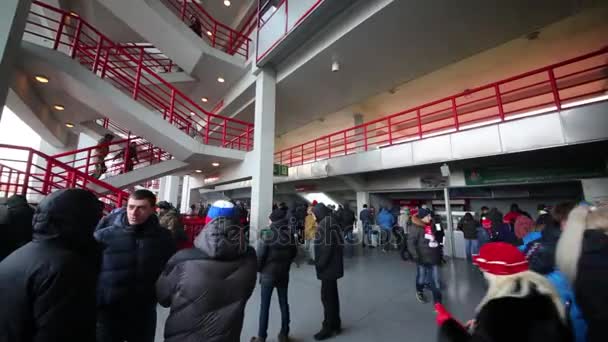Вентиляторы в зале после футбольного матча — стоковое видео