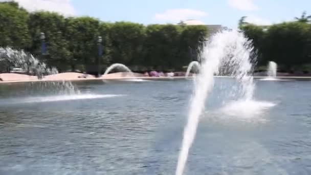 Hermosa fuente en el parque verde — Vídeo de stock