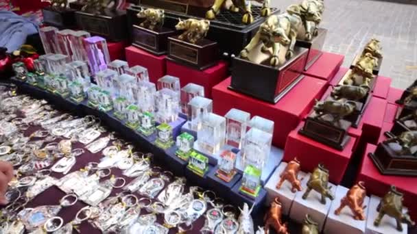 Продажа сувениров на улице в Нью-Йорке — стоковое видео