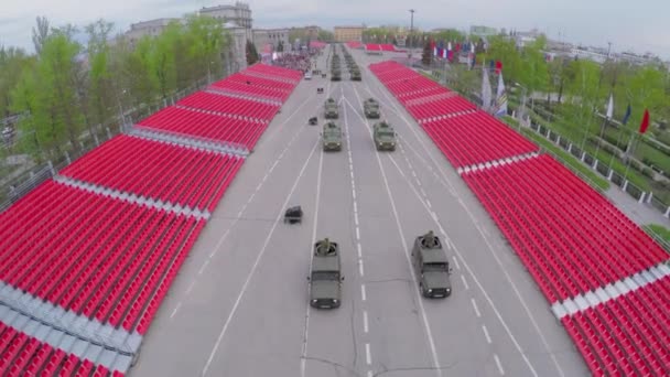 Equipo militar moviéndose a lo largo de tribunes vacíos — Vídeos de Stock