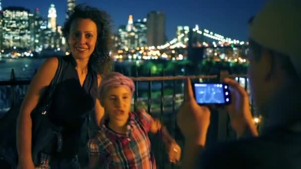 男孩枝母亲和姐姐对摩天大楼 — 图库视频影像