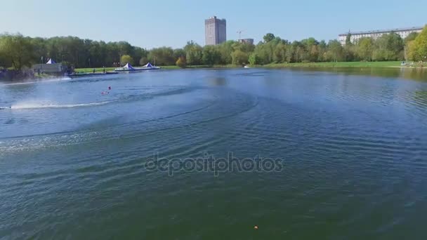 Rennen der Spielzeugboote auf dem Teich — Stockvideo