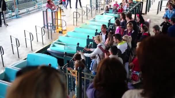 La gente espera atracción en Disneyland en París — Vídeos de Stock