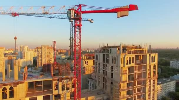 Building site of dwelling complex with cranes — Stock Video