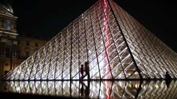 Vetro illuminato Louvre Piramide di Parigi — Video Stock