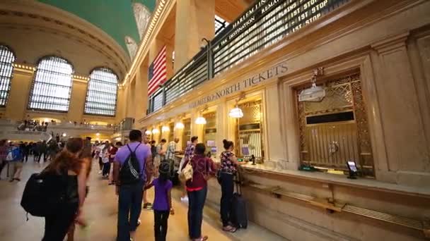 Ludzie kupują bilety w Grand Central Terminal w Nowym Jorku — Wideo stockowe