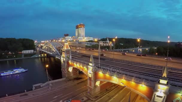 Touristenschiff fährt in der Nähe der Nowoandreevsky-Brücke — Stockvideo