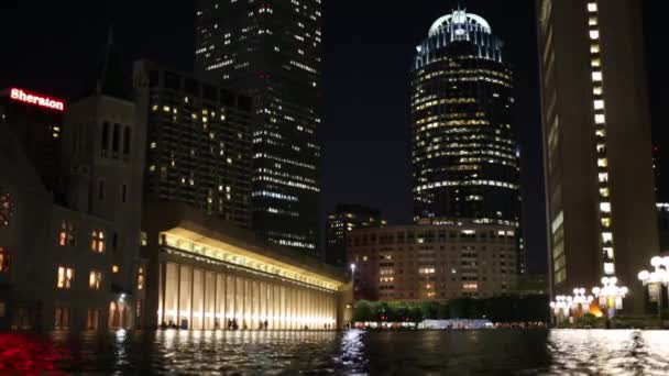 Christian Science Center en vijver bij nacht — Stockvideo