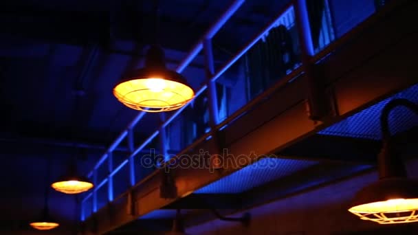 Balkonger och lampor på natten — Stockvideo