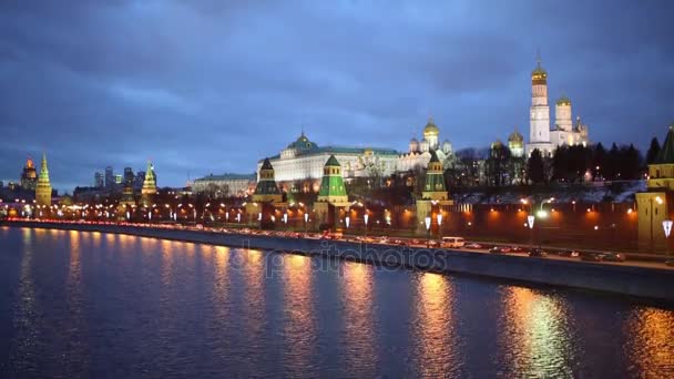Verkeer in de buurt van Ivan Great bell tower en Grand Kremlin Palace — Stockvideo