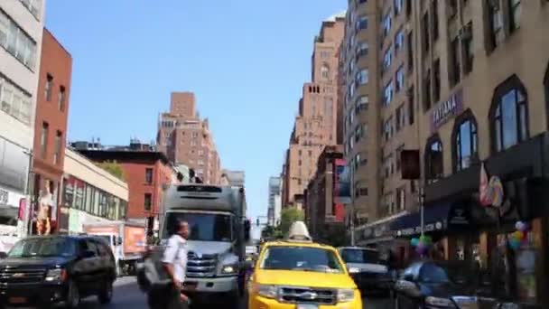 Modern yüksek binalar ile yolda trafik — Stok video
