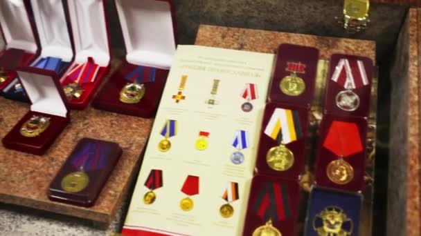 Медали в музее в милиции Москвы — стоковое видео