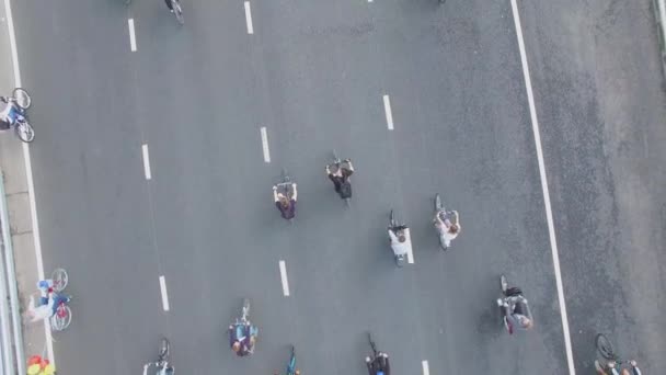 Muchos ciclistas viajan por carretera durante el desfile de bicicletas — Vídeo de stock