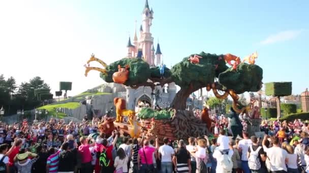 Lví král v karnevalový průvod v Disneylandu v Paříži — Stock video