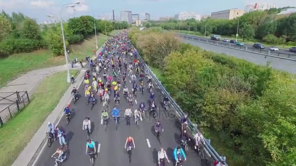 Cyclists ride by street during bicycle parade — Stock Video
