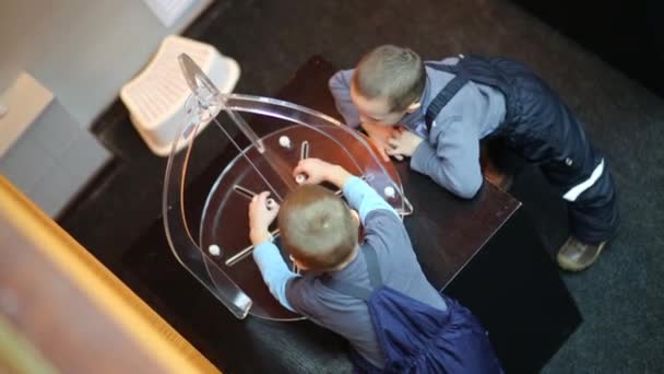 Garçons explorant dans une exposition muséale interactive — Video