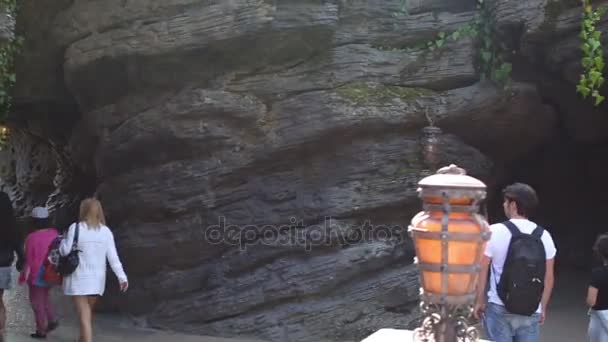 Ludzie w pobliżu wejścia do jaskini w Adventureland Disneyland — Wideo stockowe