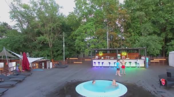 Les gens s'amusent dans le bar près des piscines — Video