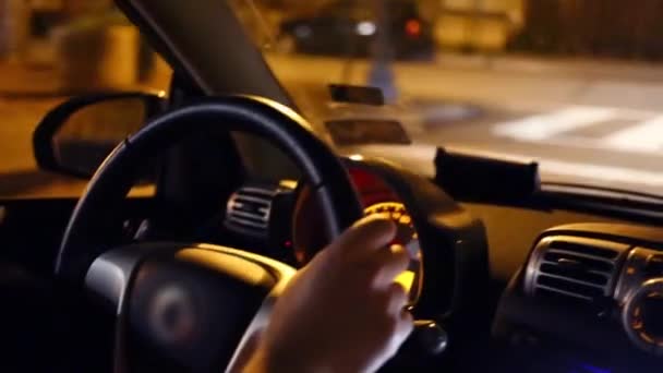 Мужчина в машине на ночной улице в городе — стоковое видео