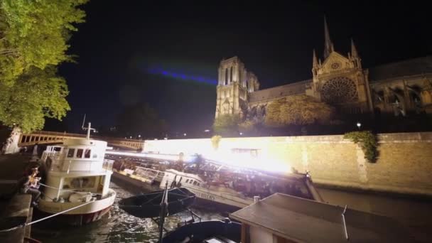 浮船上餐厅游塞纳河享用 Mouches 与乘客 — 图库视频影像