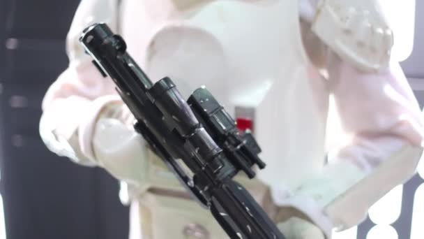 La pistola nelle mani del cosplayer a Everycon — Video Stock