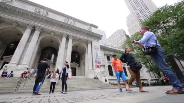 Touristen und New Yorker Stadtbibliothek — Stockvideo