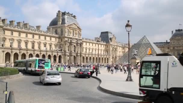 Mahkeme Napolyon ile Louvre Müzesi'nde piramit — Stok video