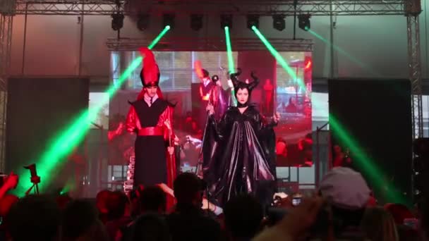 Cosplay Gyula (Aladdin) és Maleficent a színpadon Everycon — Stock videók