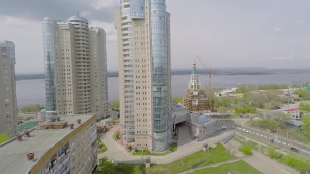 Wohnhäuser und Kirche am Ufer des Flusses — Stockvideo