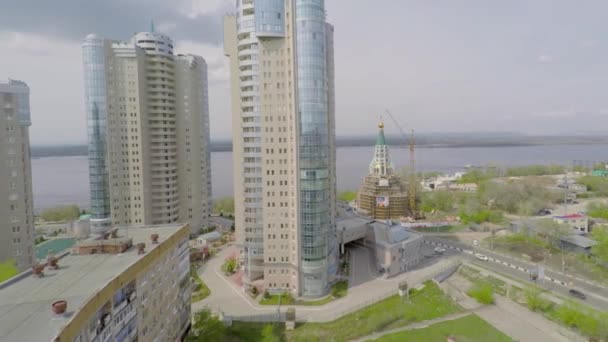 Casas residenciais e igreja na costa do rio — Vídeo de Stock