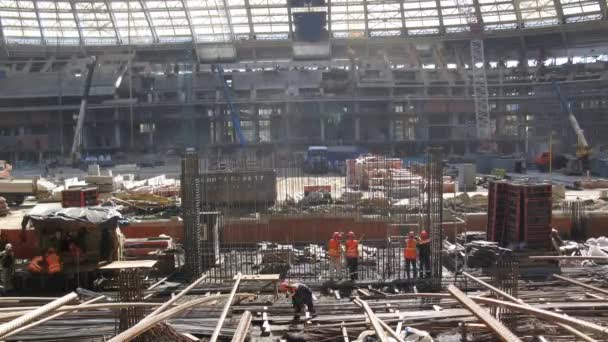 Arbeta på byggandet av stadion Luzhniki — Stockvideo