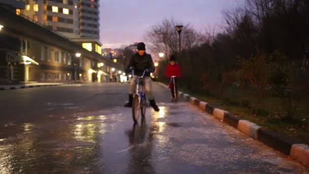 Çocuk bisiklet, tekme scooter üzerinde kız ile gidiyor — Stok video