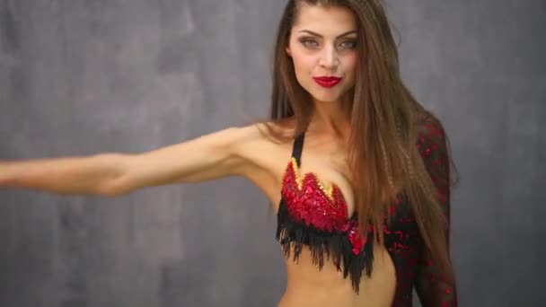 Девушка модель с танцами вентилятора — стоковое видео